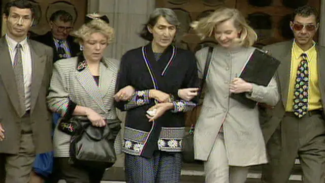 تركت زوجة ماتان لورا، المحاطة بأسرتها ومؤيديها، محكمة الاستئناف بعد إلغاء إدانته بالقتل في عام 1998