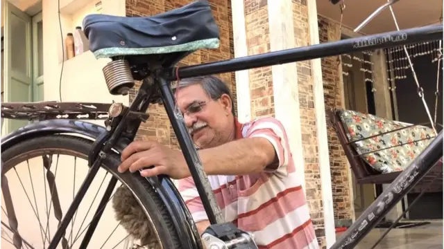 અમૃતભાઈ પટેલ કરકસર કરવા સાઇકલ પર ફરે છે.