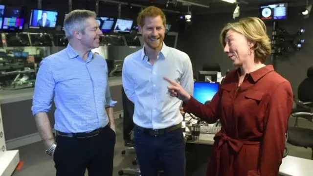 الأمير هاري في استوديو البرنامج مع المذيعين جاستين ويب وسارا مونتاغ