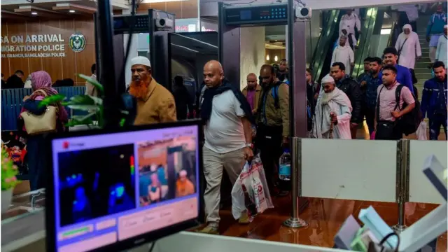 বিমানবন্দরে যাত্রীদের স্ক্রিনিং করা হচ্ছে।