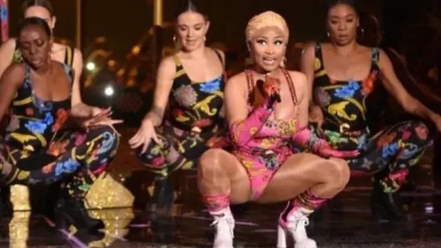 খোলামেলা পোশাক এবং যৌন বক্তব্য সংবলিত গানের কারণে নিকি মিনাজের বিশেষভাবে পরিচিত রয়েছে