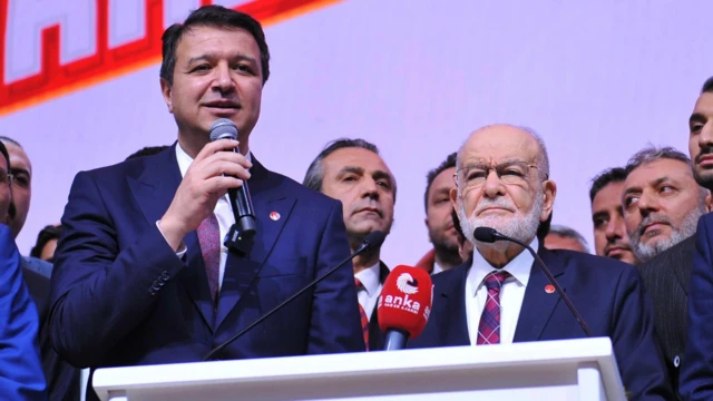 Mahmut Arıkan, Karamollaoğlu'nun yanında konuşuyor