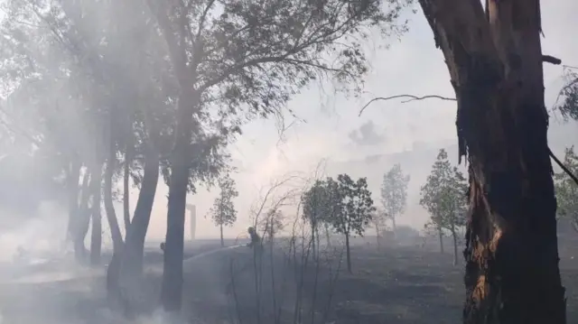 Um bombeiro apaga as chamas causadas por uma explosãopromo code do esporte da sorteAlma al-Shaab