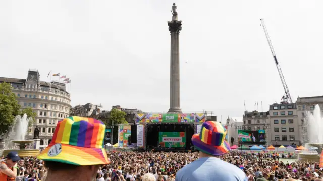 トラファルガー広場に集める群衆、奥にはステージが設営されている