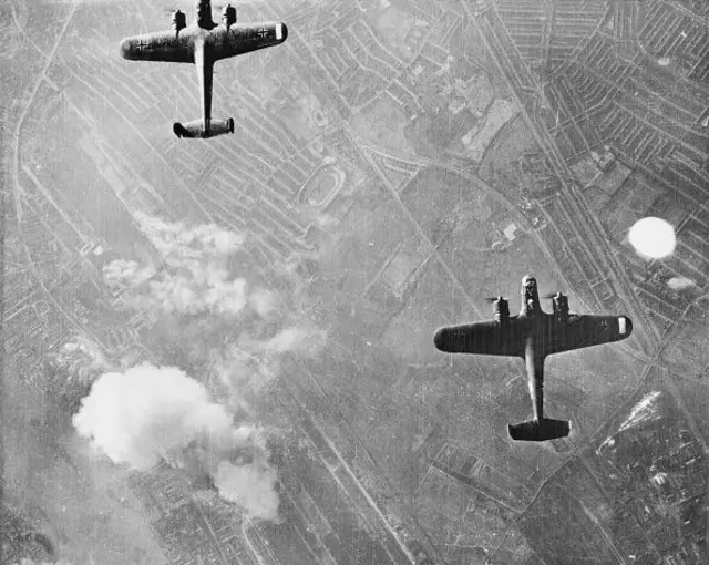 Два німецькі бомбардувальники над Лондоном, 1940
