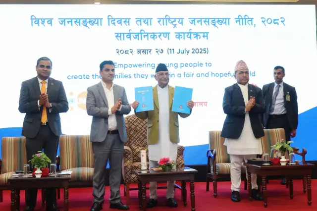 प्रधानमन्त्री केपी ओली राष्ट्रिय जनसङ्ख्या नीति सार्वजनिक गर्दै