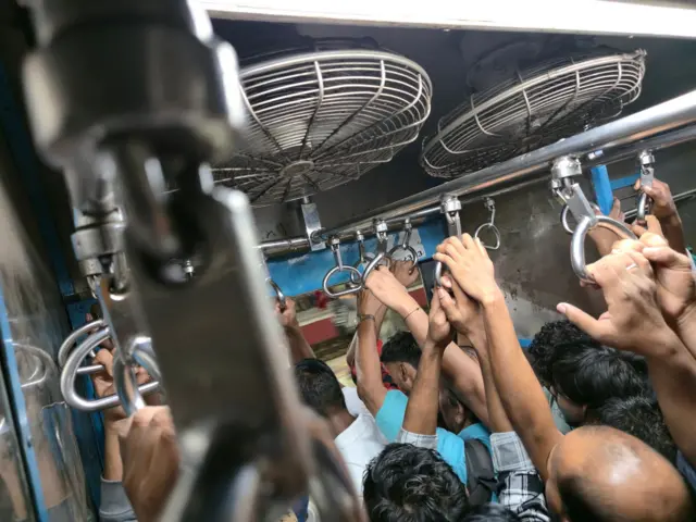 लोकल गर्दी