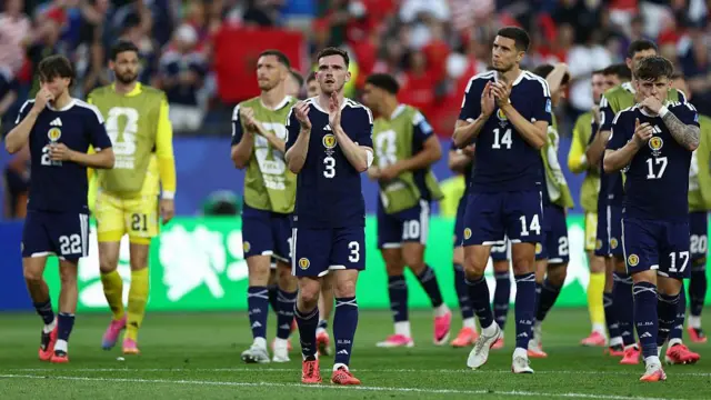  Para pemain Skotlandia menyapa penonton setelah kalah 1-0 dari Maroko