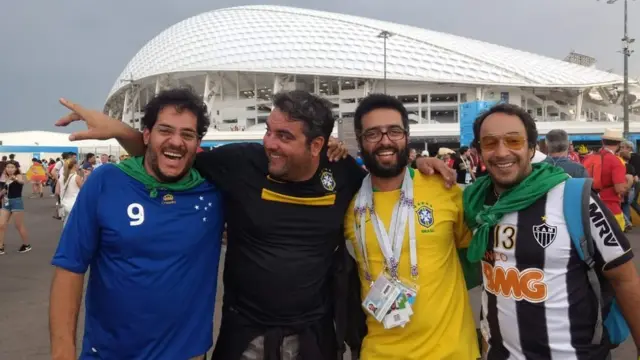 Leandro Barreira, Pedro Frota, Matheus Quirino e Frederico Barroscriar conta estrela betfrente a um estádio na Rússia