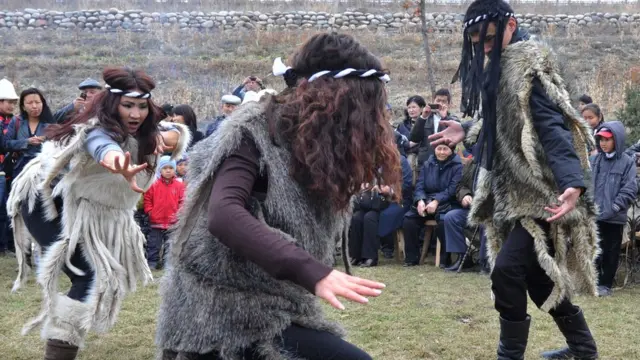 Қирғиз қизлари рақсга тушишмоқда