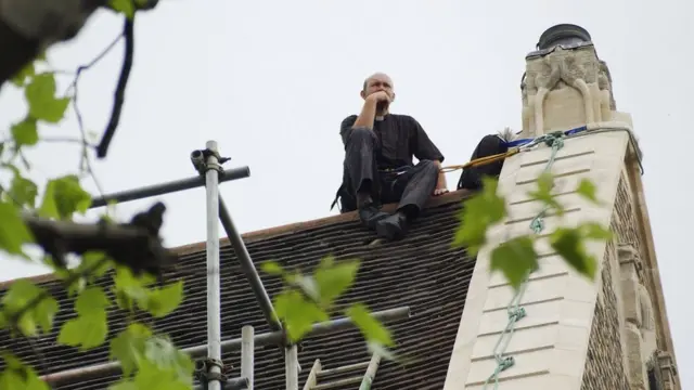 Отец Малкольм Хантер устроил многодневный одиночный пикет на крыше с целью привлечь внимания к проблеме бедности. Июль 2006 года, Лондон.