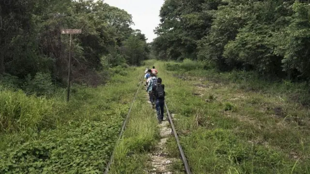 वतन से दूर, नए ठिकाने की तलाश में निकले लोग