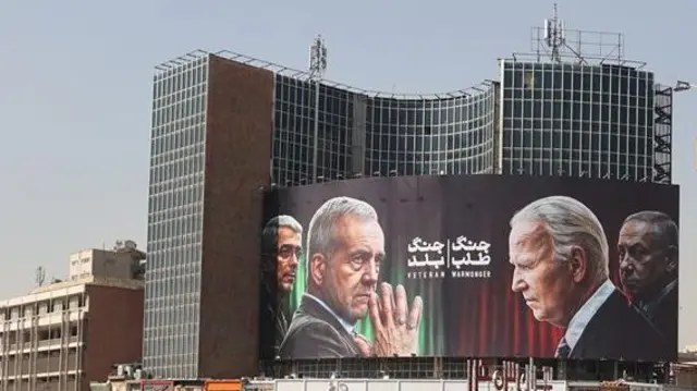 तेहरान की एक सड़क पर लगा पोस्टर