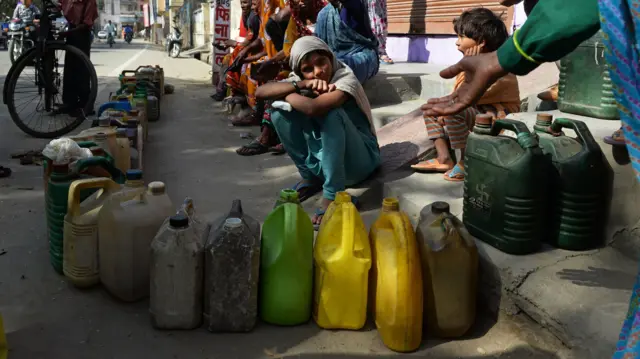 কেরোসিন তেল নেওয়ার জন্য লাইনে অপেক্ষা করছেন মানুষ
