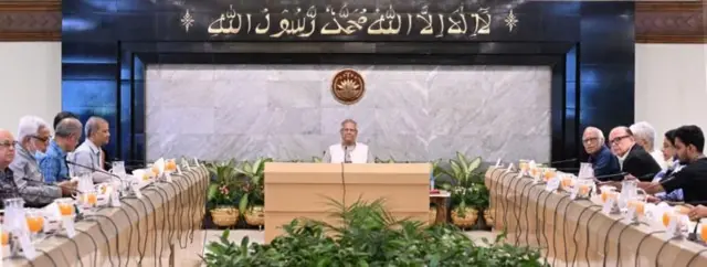 সোমবার উপদেষ্টা পরিষদের বৈঠক যেখানে মাঝখানে বসে আছেন প্রধান উপদেষ্টা মুহাম্মদ ইউনূস, তার দুই পাশে অন্য উপদেষ্টারা