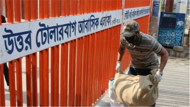 ঢাকার আলোচিত টোলারবাগ এলাকায় প্রথম রোগী শনাক্ত হওয়ার সাথে সাথেই সেখানে কঠোরভাবে লকডাউন করা হয়েছিল।