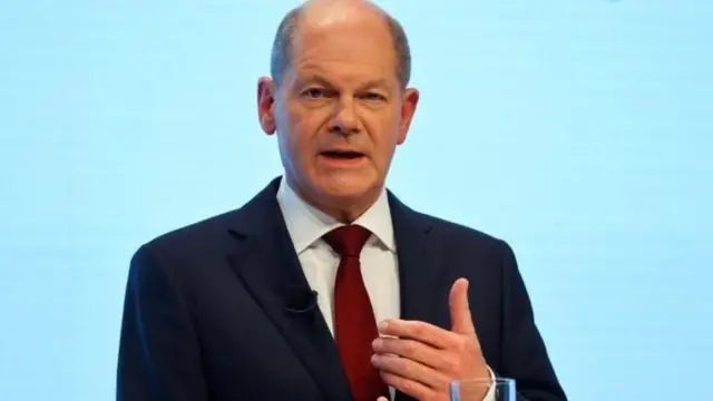 O chanceler alemão Olaf Scholz faz discurso