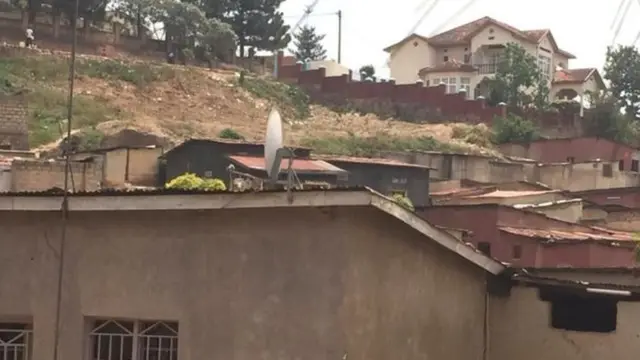 Abatuye aha hegereye agace gatuyemo abantu bakize, bavuga ko abategetsi bashaka kuhabimura ku nyungu z'abashoramari