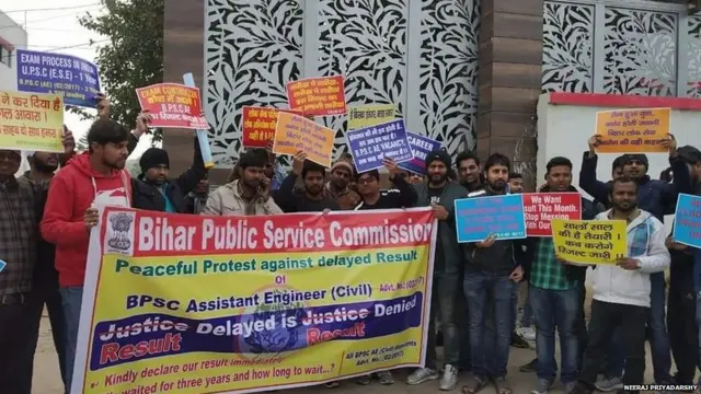 बीपीएससी दफ़्तर के बाहर प्रदर्शन करते इंजीनियर