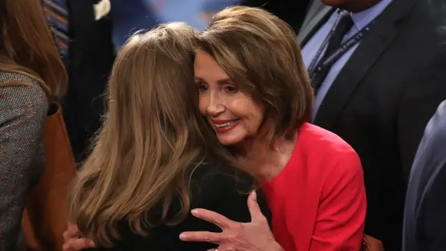 Nancy Pelosi tiếp tục được tín nhiệm