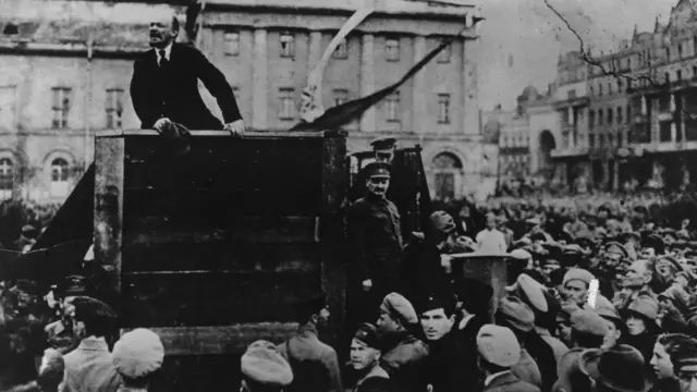 Lenin Moskvada Qırmızı Ordu önündə çıxış edərkən, 5 May 1920