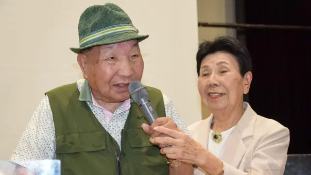 Foto yang diambil pada 29 September 2024 ini menunjukkan Iwao Hakamata (Kiri) berbicara sementara saudara perempuannya Hideko (kanan) yang berusia 91 tahun memegang mikrofon di hadapan para pendukung mereka di prefektur Shizuoka.