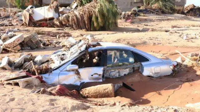 Машина в песке