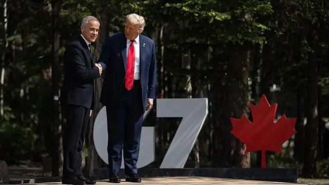 Kanada Başbakanı Mark Carney, 16 Haziran'da Kanada'nın Alberta eyaletine bağlı Kananaskis kentinde düzenlenen G7 Zirvesi'ne geliş töreni sırasında Amerika Birleşik Devletleri Başkanı Donald Trump'ı karşıladı.