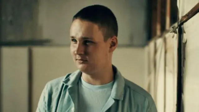 Akizungumzia picha hiyo, Dennis anasema alipigwa sana na kung'olewa meno baada ya kukataa kutafuta ndege isiyo na rubani iliyotoweka.