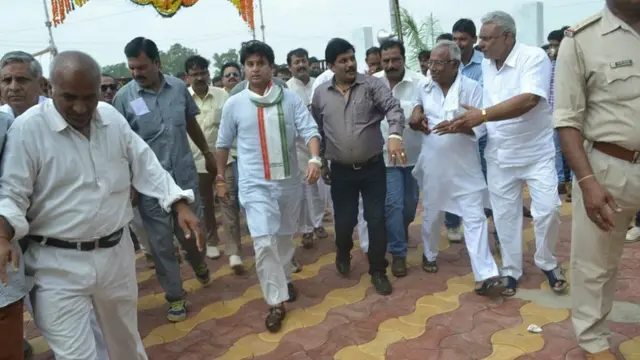 भूरे रंग की कमीज में केपी यादव