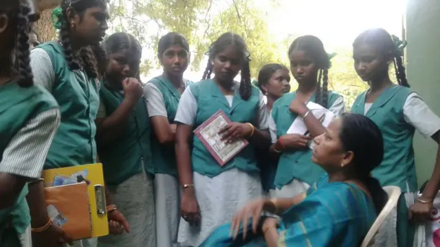 மாதவிலக்கு குறித்து விழிப்புணர்வு ஏற்படுத்திவரும் பாரதிதாசன் பல்கலைக்கழகத்தின் பேராசிரியர் மணிமேகலை