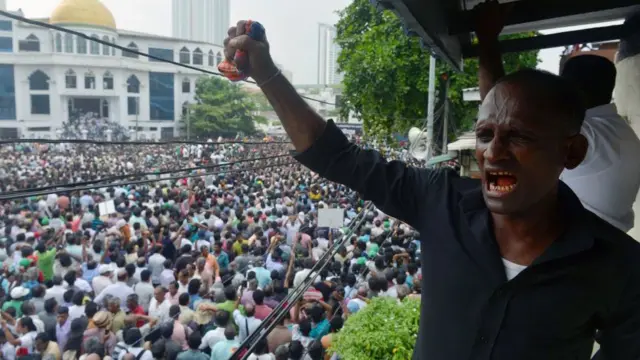 2018年10月30日,科倫坡民眾在支持維克勒馬辛哈的集會上表達抗議。