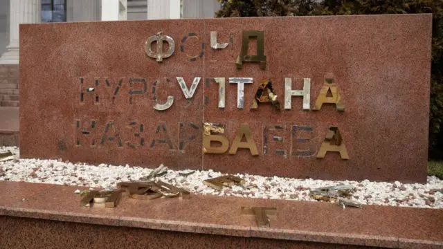 Мармурова табличка під назвою фонду Назарбаєва в Алмати постраждала під час акцій протесту