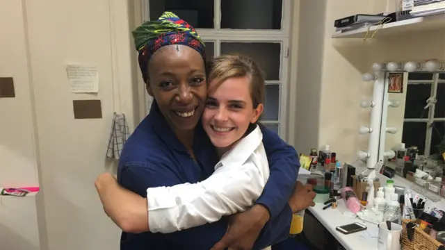 Noma Dumezweni y Emma Watson se abrazan detrás de escena.