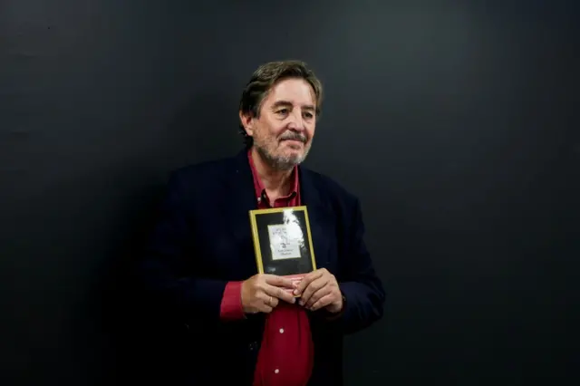 Luis García Montero con el libro "Un año y tres meses".