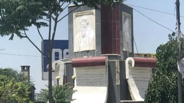 Кобулдаги машҳур Абдул Али Мозорий чорраҳасидаги ҳайкал юзи ганч билан шувалди