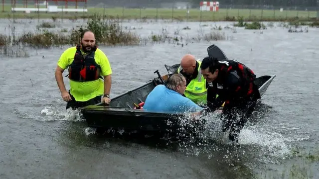 ਬਚਾਅ ਦਲ ਦੇ ਲੋਕ ਉੱਤਰੀ ਕੈਰੋਲਾਈਨਾ ਦੇ ਹੜ੍ਹ ਪ੍ਰਭਾਵਿਤ ਇਲਾਕਿਆਂ ਤੋਂ ਲੋਕਾਂ ਨੂੰ ਸੁਰੱਖਿਅਤ ਕੱਢਣ ਵਿੱਚ ਜੁਟੇ ਹਨ
