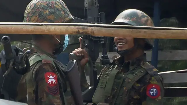 စနိုက်ပါရိုင်ဖယ်ကိုင်ဆောင်ထားတဲ့လုံခြုံရေးတပ်ဖွဲ့ဝင်တယောက်ကို မန္တလေးမှာတွေ့မြင်ရစဥ်
