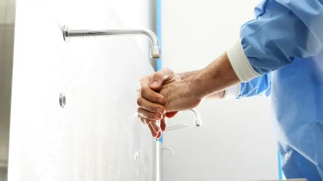 Un médico lavándose las manos