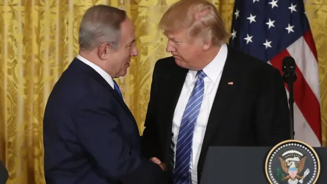 Donald Trump y Benjamin Netanyahu dándose la mano.