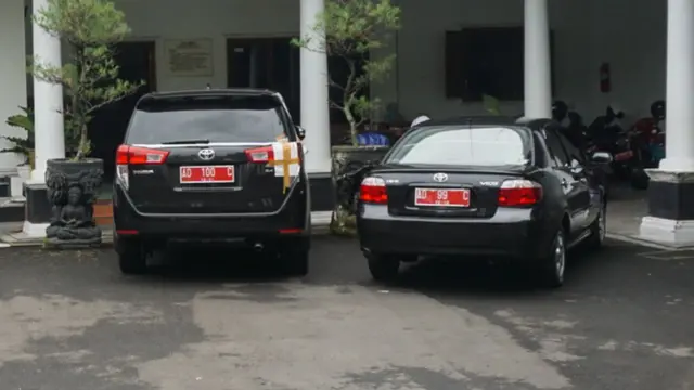 Mobil Bupati Klaten Sri Hartini yang ikut disegel oleh KPK menyusul operasi tangkap tangan yang berlangsung pada Jumat (30/12).