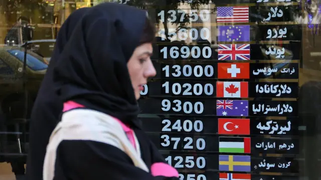 নিষেধাজ্ঞার ফলে ডলারের বিপরীতে ইরানি মূদ্রার মান পড়ে গেছে