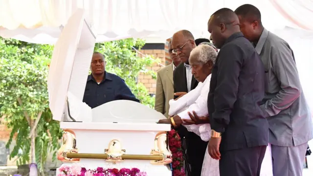 Magufuli akiwa na Mama yake mzazi Suzana Magufuli wakati wakitoa heshma za mwisho katika jeneza