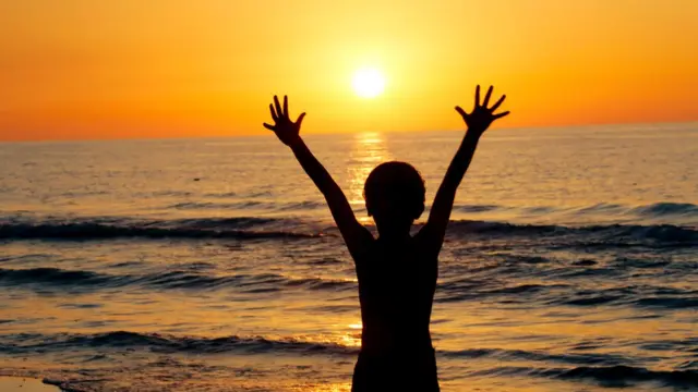 Dete na plaži Kaspijsko mora