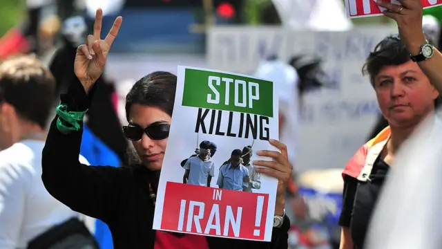 تظاهرات همجنسگرایان در برلین با عکس معروفی از آخرین دقایق زندگی دو زندانی در ایران که به جرم "لواط" اعدام شدند، ۲۰۱۰