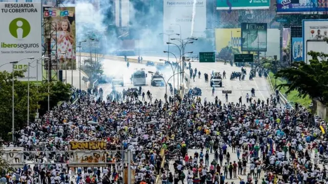 درگیری تظاهرکنندگان و پلیس در روز کارگر در کاراکاس