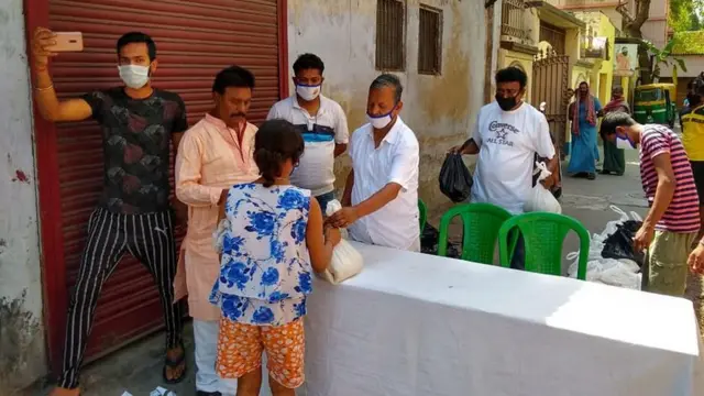 এলাকায় খাদ্য বিতরণ।