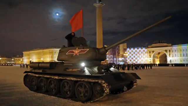 Танк Т-34 во время репетиции парада на дворцовой площади в Санкт-Петербурге