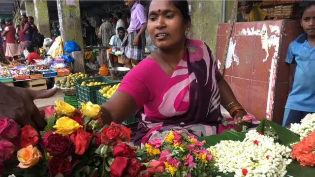 மோசஸ் நிறுவனதில் உள்ள தங்கை சோபியாவுக்காக காத்திருக்கும் அக்கா பெருமாயி