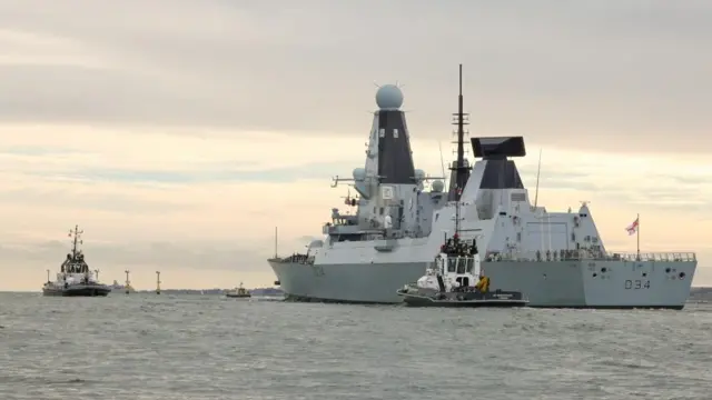イギリス・ポーツマス海軍基地を出発する駆逐艦「ダイヤモンド」
